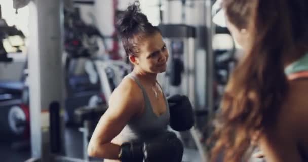 Личный Тренер Коучинг Бокс Женщиной Тренажерном Зале Тренировок Тренировок Спортивных — стоковое видео