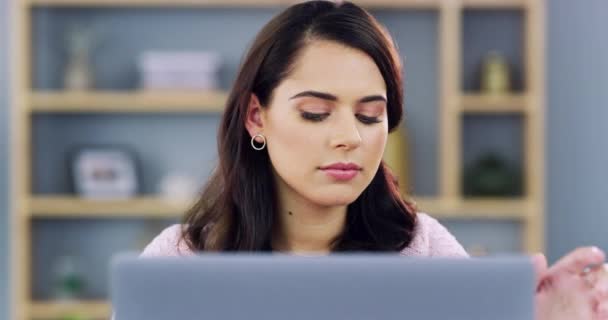 사업을 여자가 문자와 이메일 사무실에서 노트북으로 일하는 알림을 가지고 있다니 — 비디오