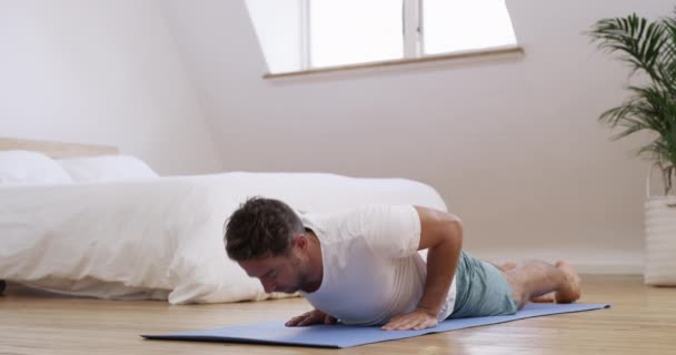 Wellness Yoga Och Man Gör Stretching Övning Sitt Sovrum För — Stockvideo