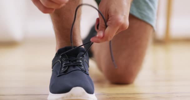 Fitness Preparándose Hombre Atándose Los Zapatos Para Ejercicio Cardio Resistencia — Vídeo de stock
