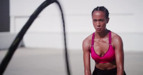 Cuerda Desafío Mujer Con Fitness Entrenamiento Ejercicio Con Objetivo Entrenamiento — Vídeo de stock