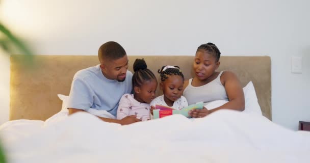 ベッドで寝る前の話 夜の結合と品質の時間の子供と親 リラックスしてお母さん お父さんと子供のベッドルームでファンタジー 学習のための本 — ストック動画