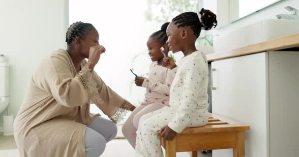 Lavarsi Denti Imparare Mamma Con Bambini Bagno Casa Insieme Nella — Video Stock