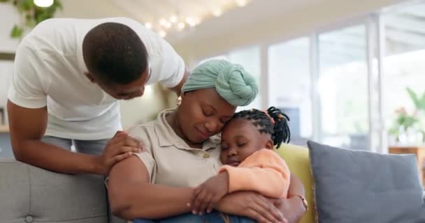 黑人家庭 放松和父母抱着孩子在沙发上亲热 质量好的时间和幸福 休闲和快乐的母亲 父亲和女孩在沙发上拥抱在一起 在客厅里寻求关爱 — 图库视频影像