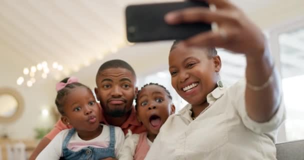 黒の家族 自撮りや面白い顔 自宅での両親や子供 楽しいとソーシャルメディアのためのメモリとの結合 ライブストリーミング 遊び心と肖像画 ポストのための画像で良い表現を持つ人々 — ストック動画