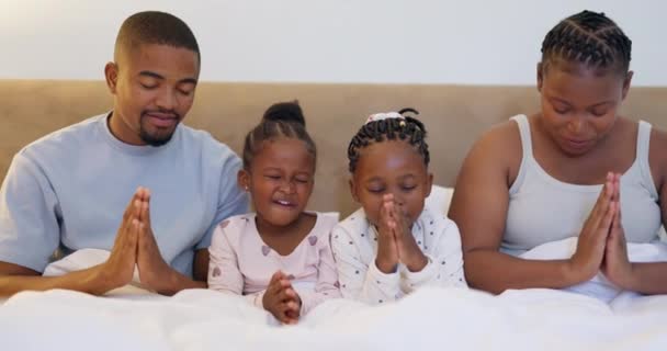 Letto Famiglia Nera Genitori Che Pregano Con Bambini Adorare Dio — Video Stock