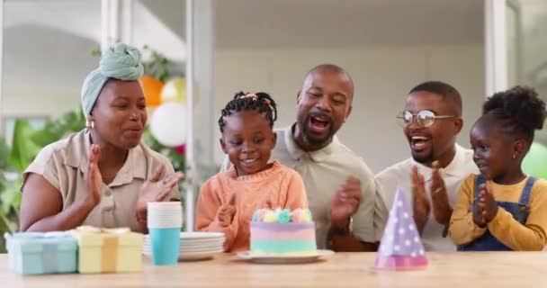 Cumpleaños Fiesta Niños Aplausos Con Una Familia Negra Celebración Una — Vídeos de Stock