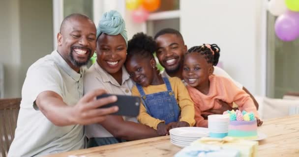 黒の家族 自撮りやケーキや笑顔で祝うために両親と子供の誕生日 パーティーでの写真 品質の時間と絆や楽しみのために自宅でアフリカの女性 男性と幸せな子供 — ストック動画