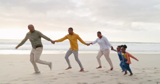快乐的黑人家庭 手牵着手 或跑到海滩度假 照顾他人和建立感情 带着爱心欢笑 支持和祖父母 父亲和子女 以及带着爱心在海上锻炼 — 图库视频影像