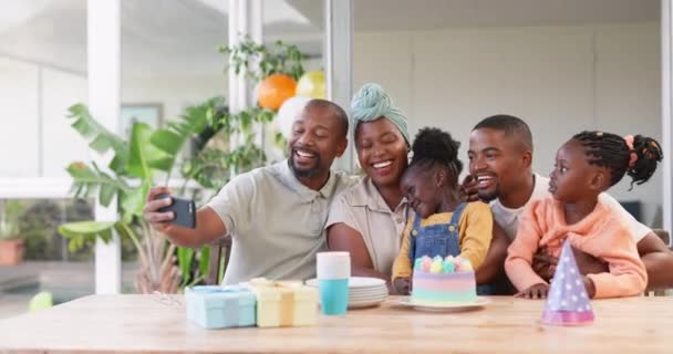愛とケアのために一緒に子供と親のセルフィー 誕生日と黒の家族 パーティーでの写真 品質の時間と絆や楽しみのために自宅でアフリカの女性 男と幸せな子供 — ストック動画