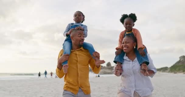 Famiglia Bambini Sulle Spalle Dei Genitori Spiaggia Viaggio Giocoso Libero — Video Stock