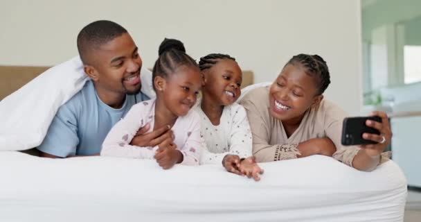 家庭で一緒に愛 ケアと幸せな品質の時間のための寝室に子供と黒の家族 自撮りや親 写真のための笑顔でベッドの上の母 父と女の子の子供 — ストック動画
