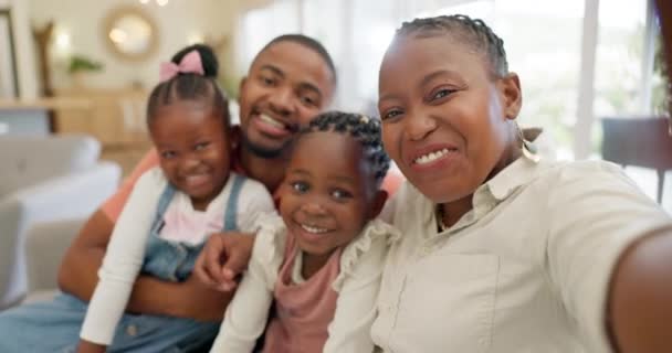 黒人家族 自撮り 家庭での両親や子供たちとの幸せ ソーシャルメディアのための記憶との愛と絆 ライブストリーミング 幸福と肖像画 一緒に人々はポストのための写真で笑顔 — ストック動画