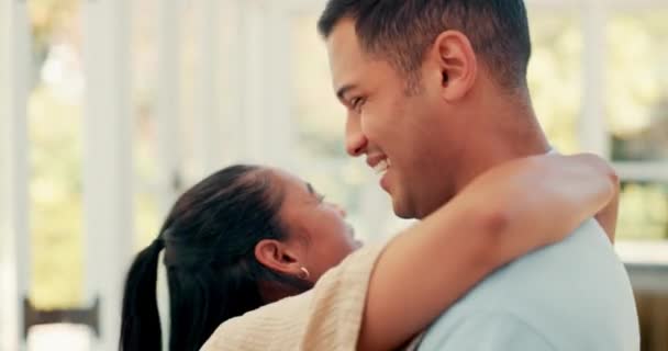 Tánc Arc Egy Boldog Pár Ölelkezik Otthon Szeretettel Törődéssel Romantikával — Stock videók