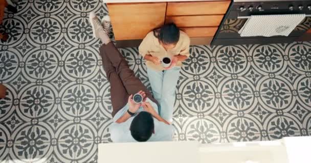コーヒー コミュニケーションを持つ家庭でのカップル 上からタイルで床に会話や品質の時間の間に結合するために一緒にお茶を飲む若い女性と男性 — ストック動画