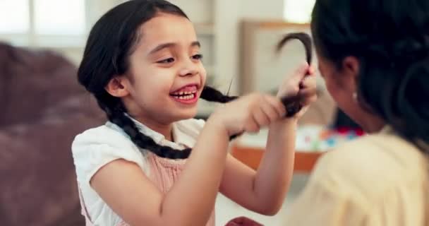 Heureux Ludique Enfant Avec Mère Les Cheveux Pour Coller Jouer — Video