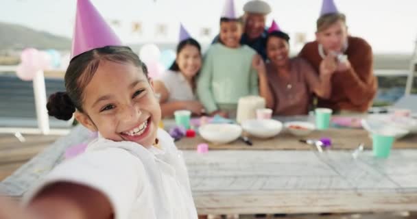 Felicidade Menina Selfie Festa Aniversário Com Família Pátio Para Desfrutar — Vídeo de Stock