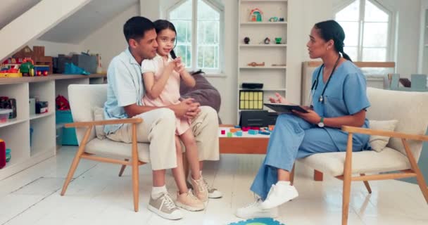 Menina Pai Médico Com Conversa Escrita Consultoria Com Checklist Cuidados — Vídeo de Stock