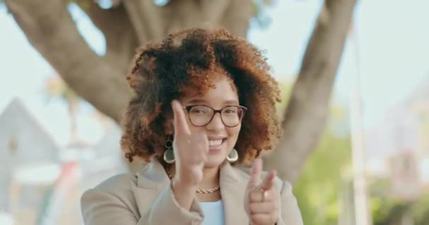 Kadını Şehir Parmak Silahı Işe Alım Kararı Için Seçim Gülümsemeli — Stok video