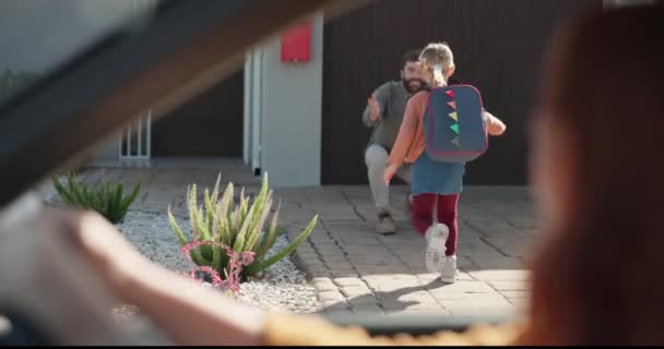 欢迎孩子回来 带着背包 走在车道上 走在人行道上 带着关心 爱和兴奋的拥抱 快乐的爸爸 年轻的女儿 友善的拥抱 和家人在一起 — 图库视频影像