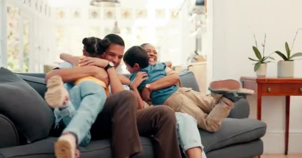 家人的拥抱 在沙发上谈论着爱 关心和团结在一起的房子 对孩子有爱心的年轻父母 在客厅沙发上聊天 — 图库视频影像