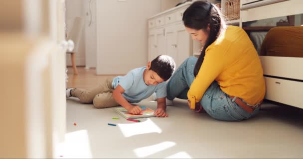知識のために床の上に子供を持つ学習 家庭での教育 母親のための創造的な子供 宿題と開発 絆とケア — ストック動画