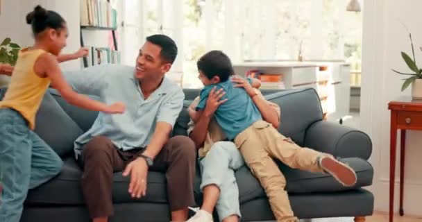 Aile Sarılma Aileleri Ile Evde Bir Oturma Odasında Çocuklar Rahatlamak — Stok video