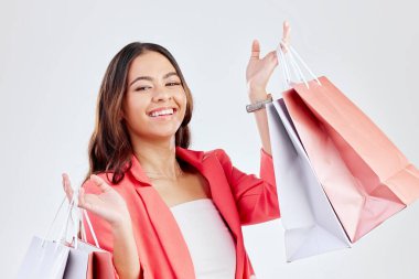 Moda, stüdyo ya da alışveriş çantalı mutlu kadın perakende satışı, ürün teklifi ya da indirim anlaşması. Seçim, müşteri ya da kız müşterinin elinde hediye, paket ya da beyaz arka planda promosyon ürünleri var.