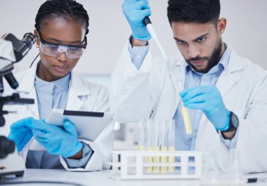 Tıbbi araştırma, deney değerlendirmesi ya da yenilik için test tüpleri olan erkek, siyah kadın ya da bilim adamları. Tablet, biyoteknoloji veya araştırma ekibi bilim geliştirme laboratuvarında çalışıyor..