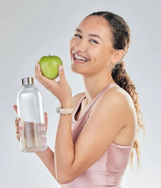 女人和水瓶与苹果在工作室健康饮食 营养和减肥 白色背景下快乐的女性健身模型 水合物和水果减肥 — 图库照片