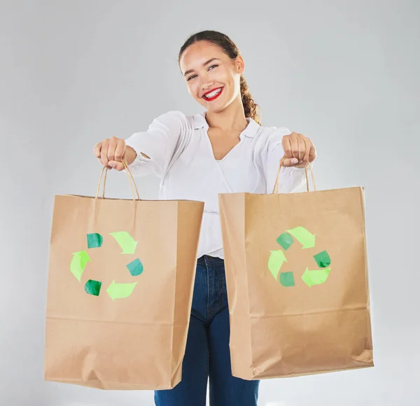 Recykling Środowisko Kobieta Torbą Zrównoważony Rozwój Zakupami Portrecie Logo Białym — Zdjęcie stockowe