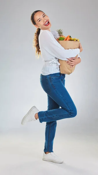 兴奋和女人杂货店购买水果在模拟空间在工作室孤立的白色背景 可持续袋 食品和有营养蔬菜 健康饮食或销售的顾客 — 图库照片