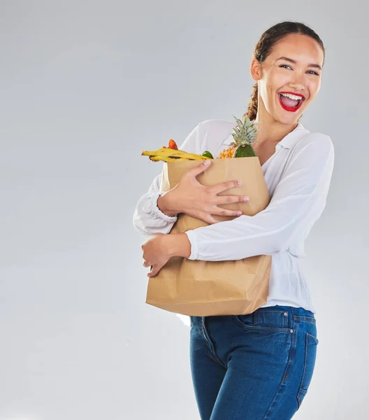兴奋的肖像画和女杂货在被白色背景隔离的工作室的模拟空间里购买水果 超级市场的可持续袋装 食品和蔬菜对健康营养的影响 — 图库照片