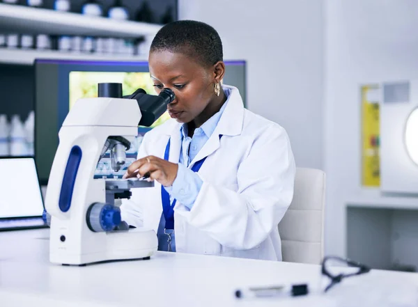研究室で医学研究とバイオテクノロジーを用いた科学者 黒人女性と顕微鏡 分析と科学研究 医師と病理学 科学実験でテストサンプルをチェック — ストック写真