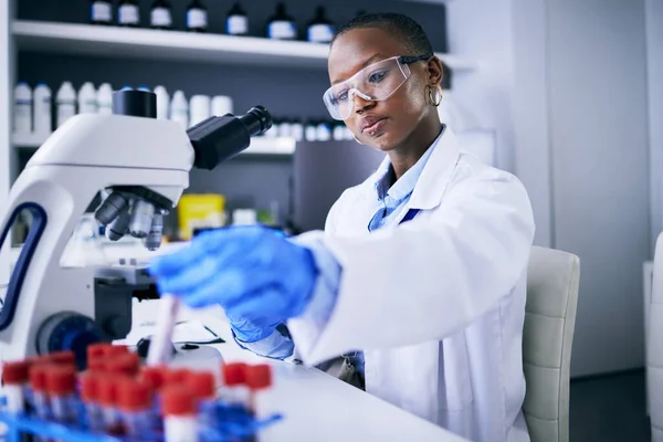 がん研究 医療分析 Dna検査のための研究室での血液検査 顕微鏡および科学の女性 バイオテクノロジー 赤い液体と科学者 医師またはアフリカ人 医療でチューブをチェック — ストック写真