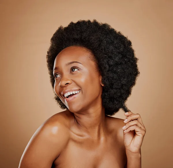 黑人妇女和头发护理非洲 健康和健康的工作室孤立在棕色背景 沙龙治疗后自然化妆品的生长 发型和快乐的非洲模式 — 图库照片