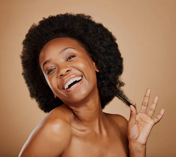 Retrato Sorriso Mulher Negra Puxando Cabelo Crescimento Bem Estar Contra — Fotografia de Stock