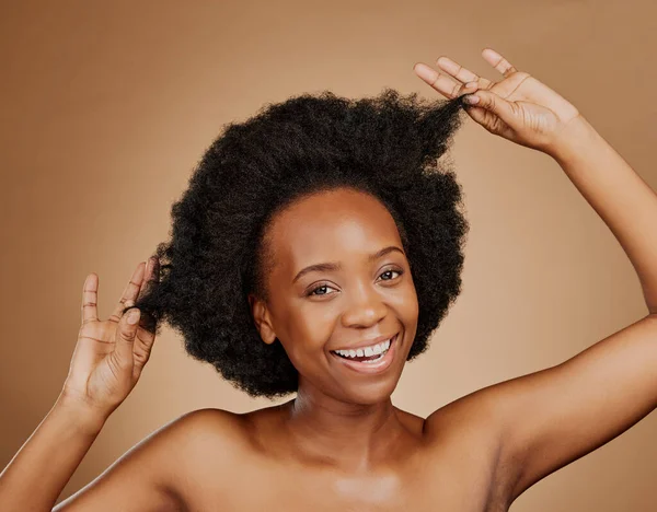 Retrato Beleza Mulher Negra Puxando Cabelo Cosméticos Bem Estar Contra — Fotografia de Stock