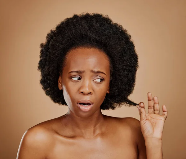 Starost Černá Žena Problém Vlasy Pro Afro Studiu Izolované Hnědém — Stock fotografie