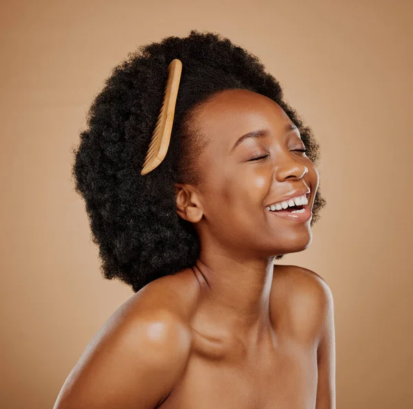 Haar Kam Een Model Zwarte Vrouw Lachend Studio Een Bruine — Stockfoto