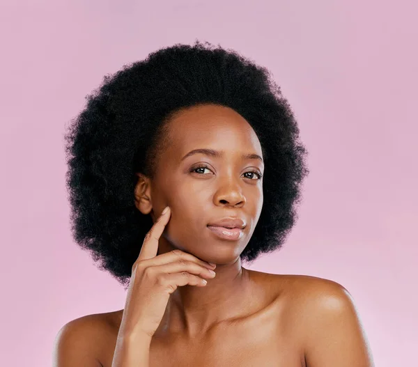 在粉红的工作室背景下 具有人物造型 美感和皮肤 化妆品和健康的黑人女性 女性或模特 有治疗 自我护理和美感 — 图库照片