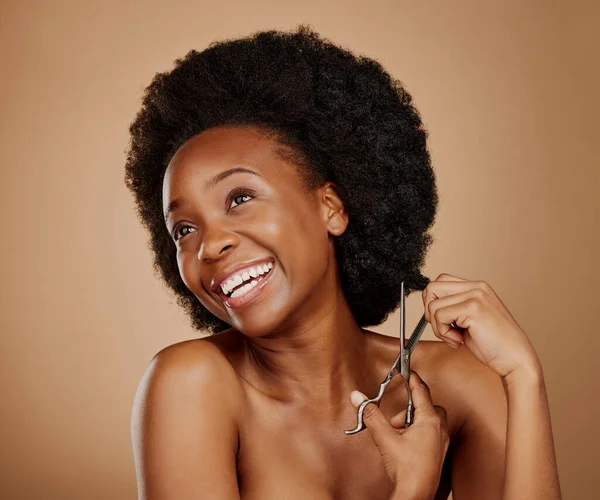 思维敏捷 喜欢剪头发的黑人女性作为美发师 对非洲风格的破坏或观念 沙龙和一个带剪刀的非洲女孩或模特 她的发型风格与工作室背景相分离 — 图库照片