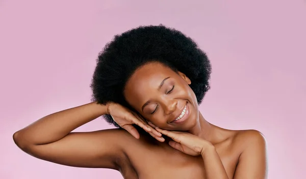 Relax Skincare Happy Black Woman Glow Dermatology Salon Cosmetics Wellness — Stock Photo, Image