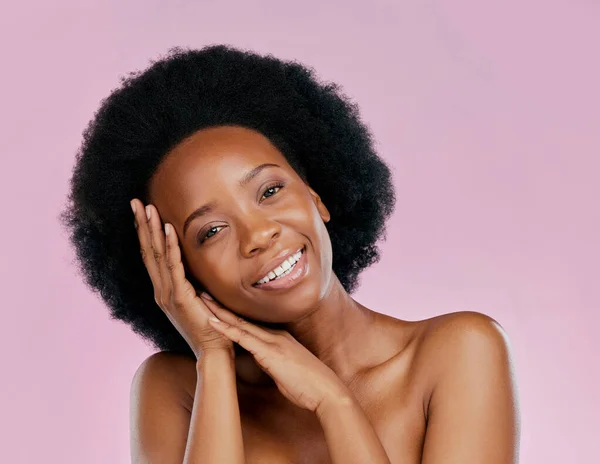 Gezicht Huidverzorging Vrolijke Zwarte Vrouw Touch Studio Geïsoleerd Een Roze — Stockfoto