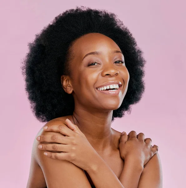 ピンクの背景に隔離されたスタジオでの美しさを持つ顔 スキンケア 幸せな黒人女性 ウェルネス 審美的な健康のためのスパ顔の治療と肖像画 自然化粧品やアフリカのモデル — ストック写真
