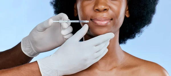 Siyah Kadın Yüz Enjeksiyonu Güzellik Dudak Dolgusu Estetik Prosedür Mavi — Stok fotoğraf