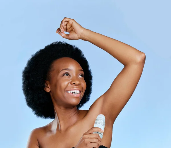 除臭剂和腋窝的黑人妇女健康工作室隔离在蓝色背景 为化妆品 思维和健康的新鲜香味而在产品上打滚的微笑 腋下和非洲模特 — 图库照片