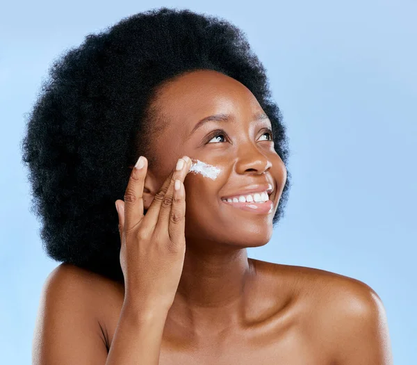 Black Woman Face Cream Beauty Skincare Cosmetics Blue Background Moisturizer — Stock Photo, Image