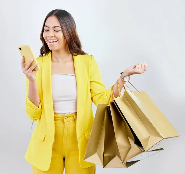 Mode Telefoon Vrouw Sociale Media Met Boodschappentassen Voor Detailhandel Product — Stockfoto