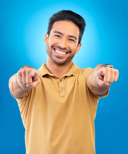 肖像画 男人和指向你在工作室 蓝色背景和手选择的决定 获胜者和志愿的机会 招聘时的微笑 亚裔男性模特儿和指模 — 图库照片